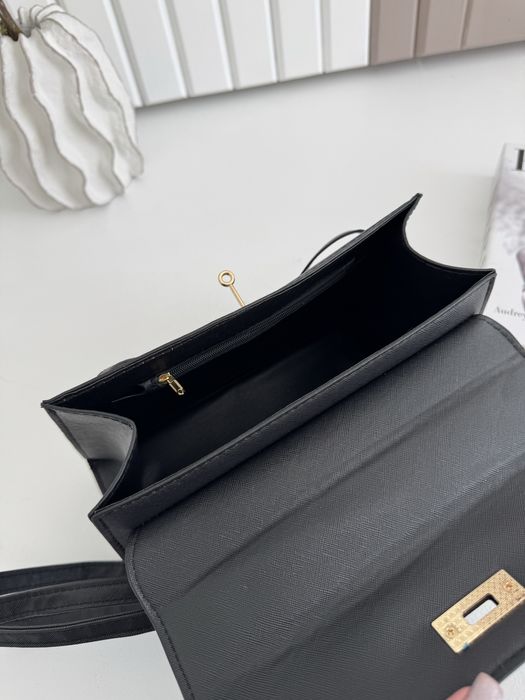 Жіноча вмістка сумка чорного кольору з хустинкою та брелком