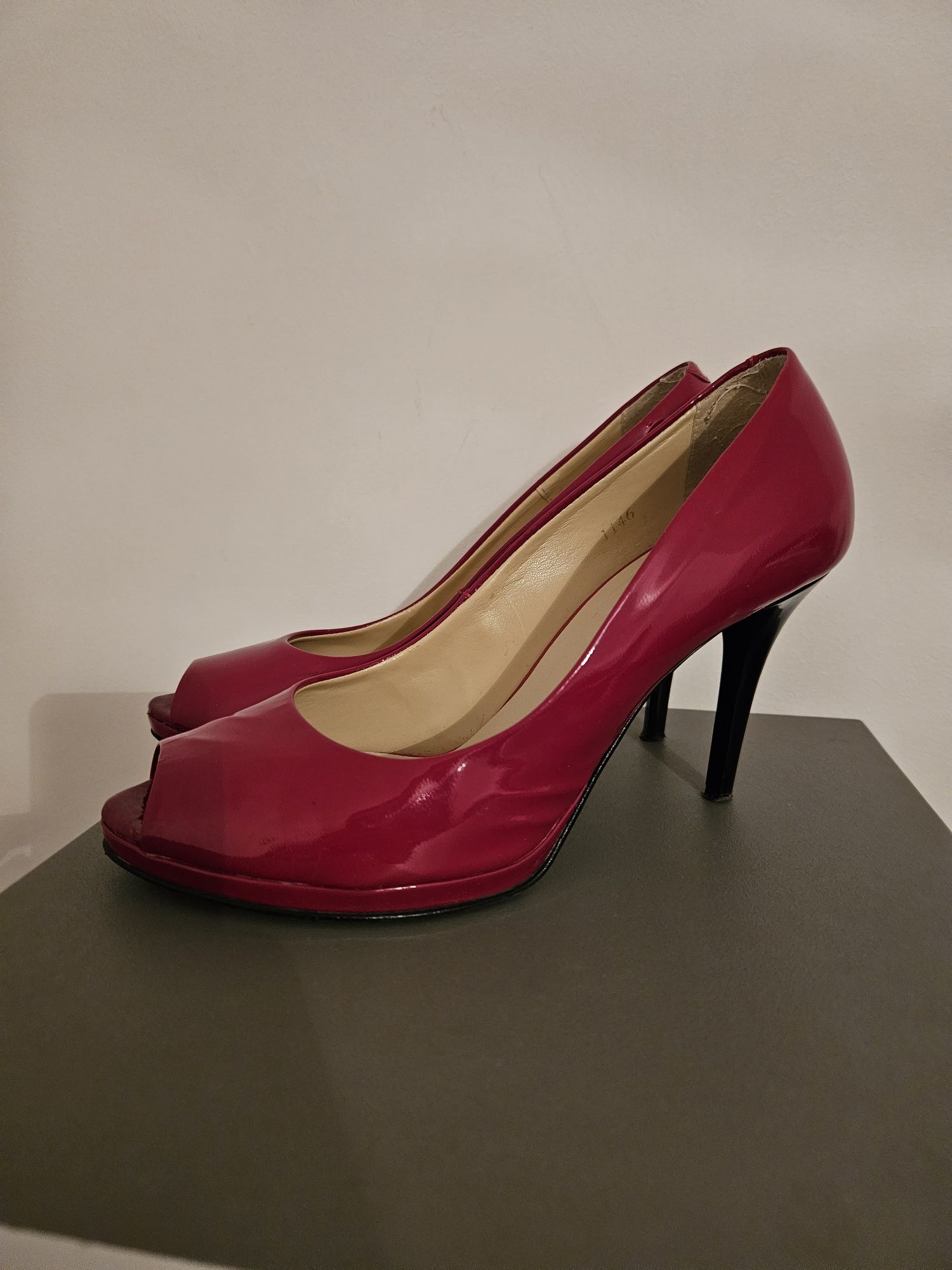 Червоні туфлі на шпильці,38 розміру