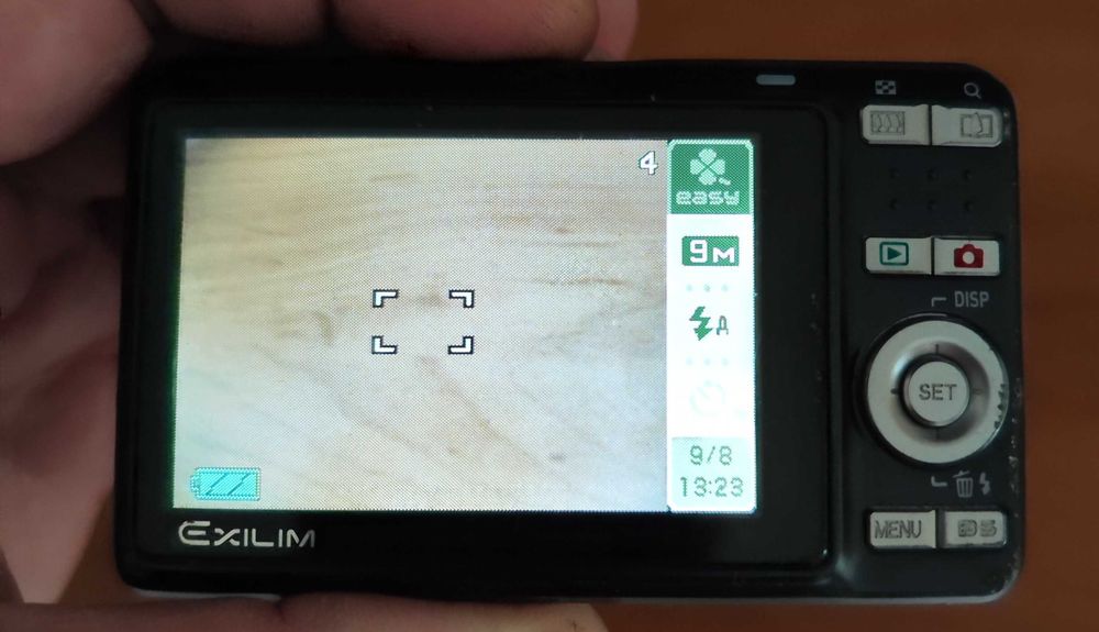 Sprzedam używany kompaktowy aparat fotograficzny marki Casio EX-Z19