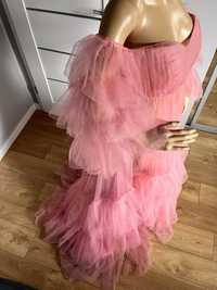 Tiulowa maxi suknia do sesji ciążowej różowa