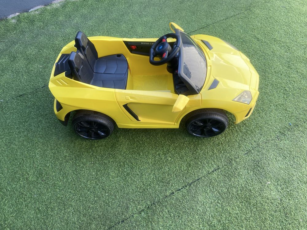 Carro amarelo a bateria