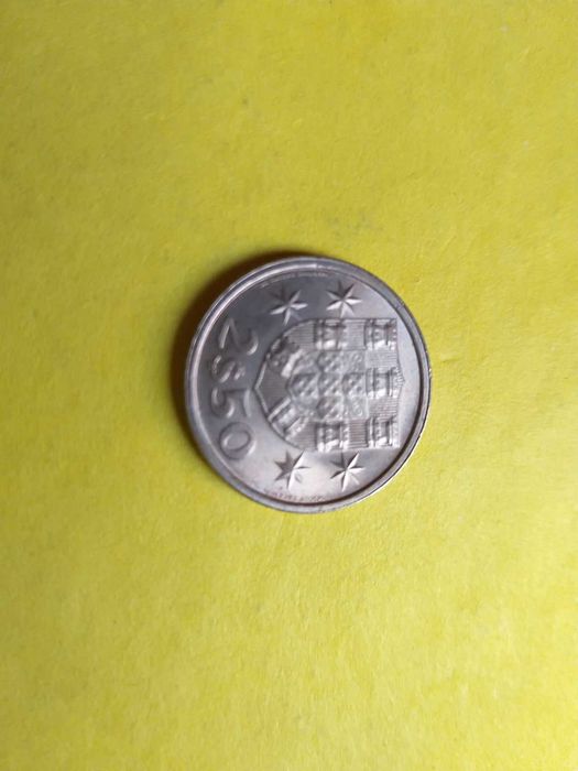 Dois escudos e cinquenta centavos  (2$50) cupro-níquel 1980