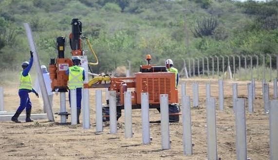Cravação de estacas para paineis fotovoltaicos, vedações, Etc.