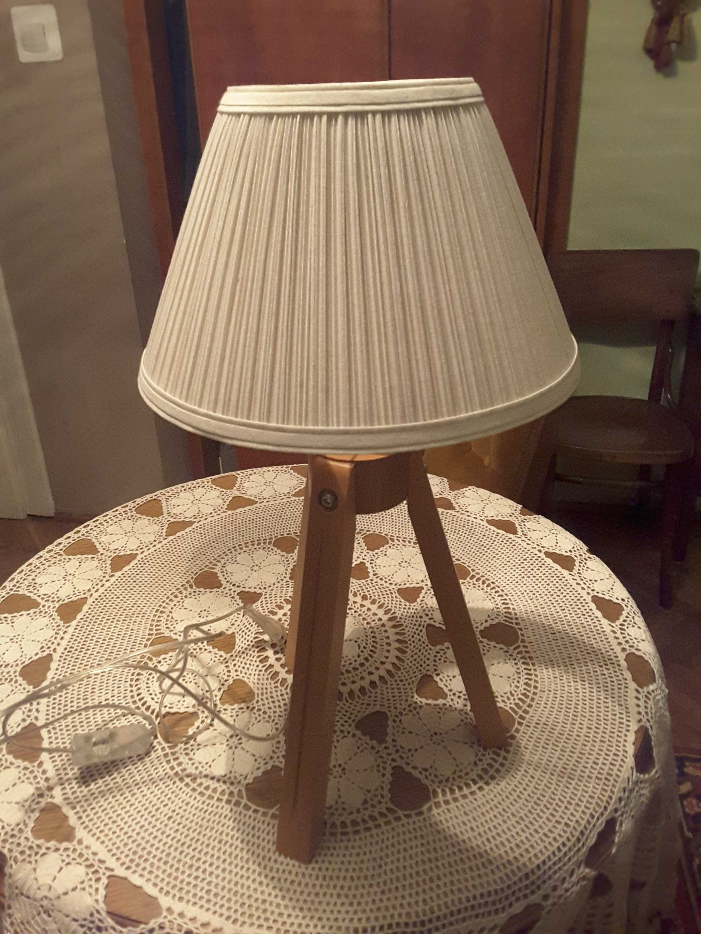 Lampa na trójnogu