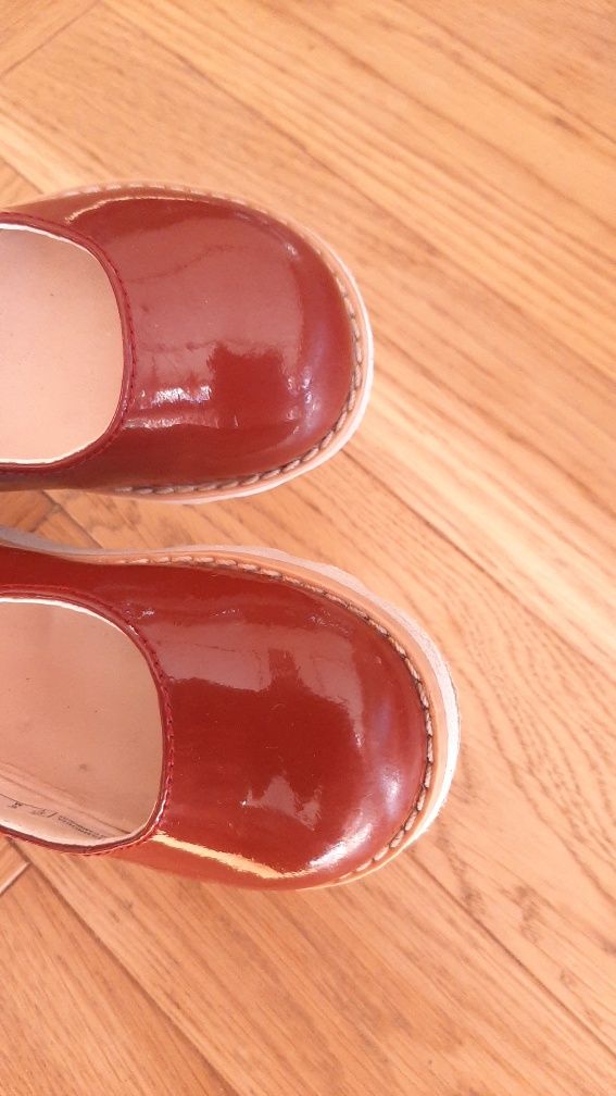 Sprzedam lakierki marki Clarks, stan bdb, rozm. 22