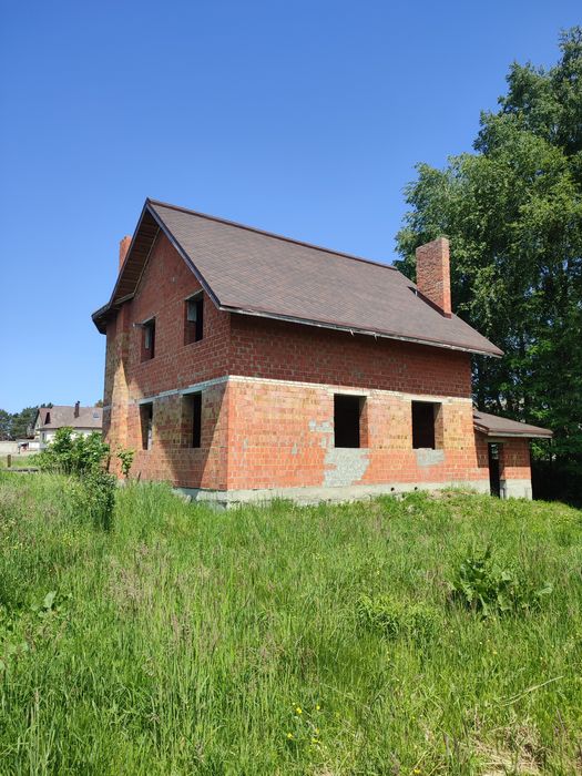 Продам добротний,двоповерховий цегляний будинок(недострой).