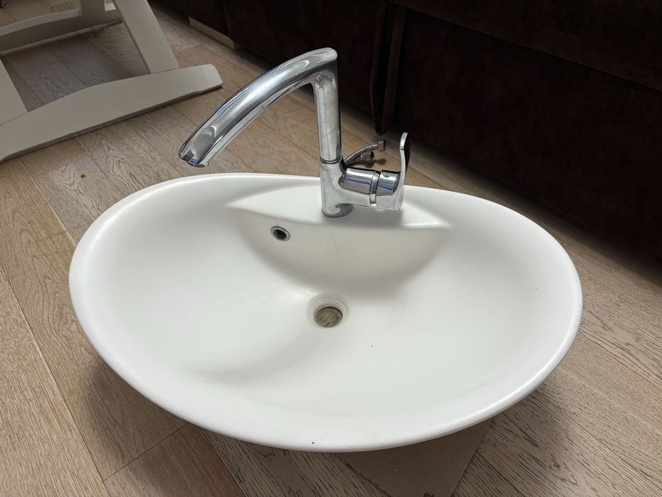 Раковина накладна з краном б/у