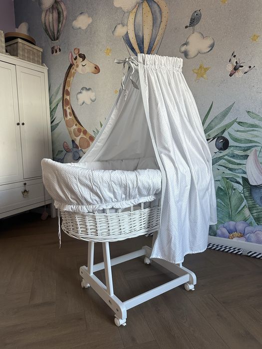 Wiklinowy kosz mojzesza z baldachimem na kolkach