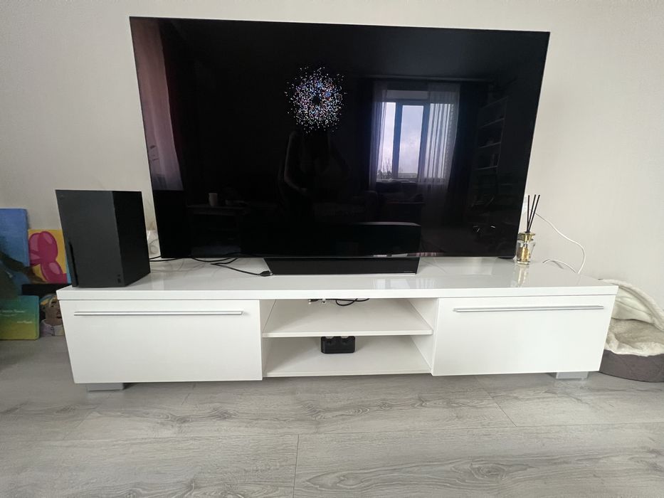 Поличка під телевізор