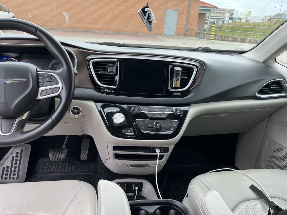 Chrysler Pacifica 8 osób Touring L