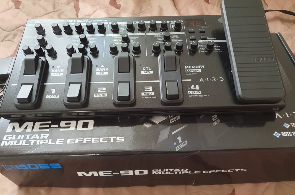 Pedaleira para Guitarra Boss ME-90 + Acessórios