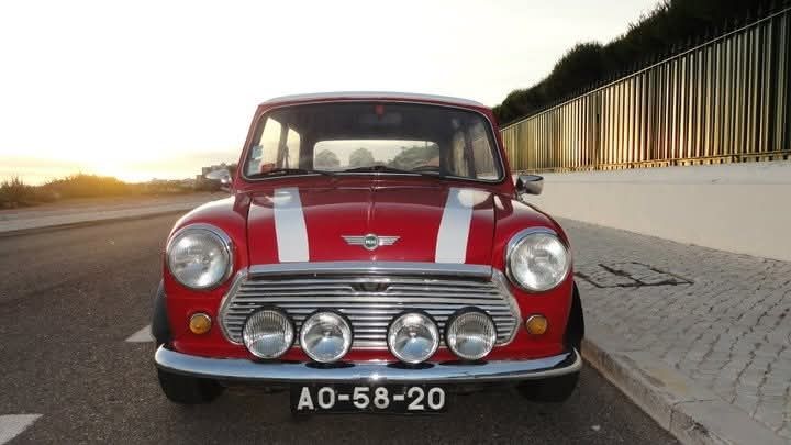 Mini 1000 vermelho de 1973, em fase adiantada de restauro