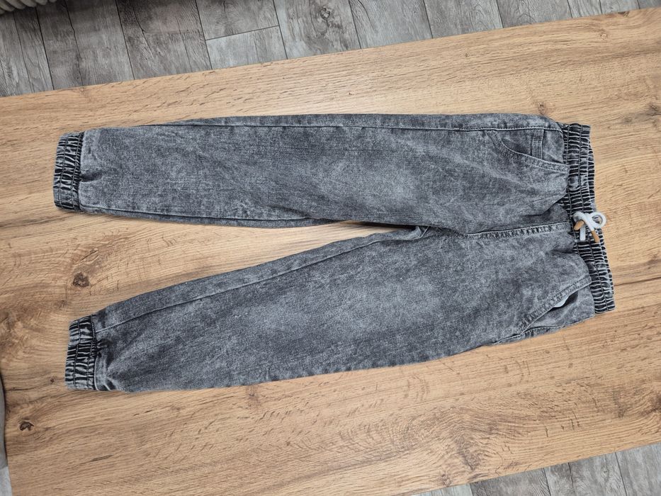 Piękne spodnie jeansowe joggery  chłopięce szare Sinsay 122