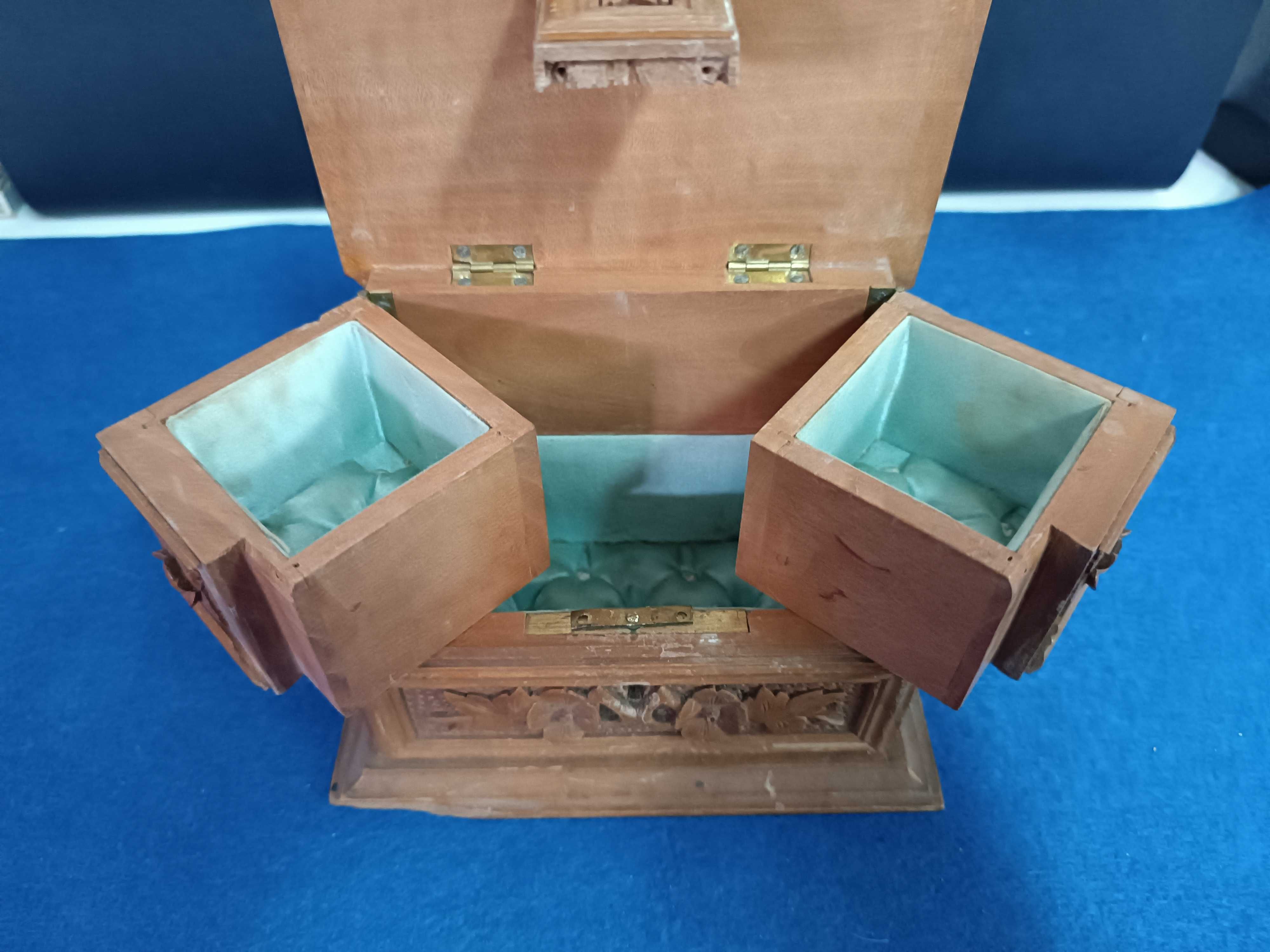 Fabulosa caixa de Joias em forma de contador, em madeira e tecido.