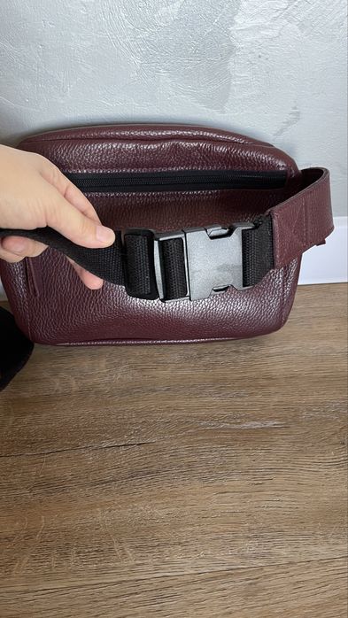 Шкіряна сумка-бананка