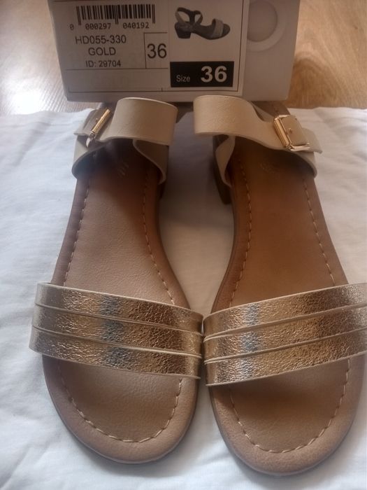 Nowe sandały z pudełkiem
