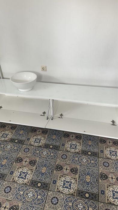 Тумбочка підвісна з чашою