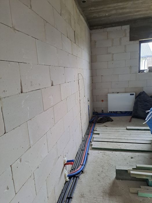 Usługi elektryczne – KinMar Construction | Profesjonalny elektryk