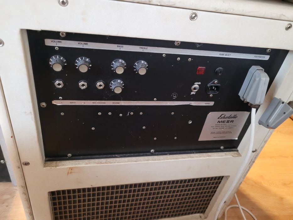 Oryginalne organy estradowe WLM plus głośniki Leslie Echolette .