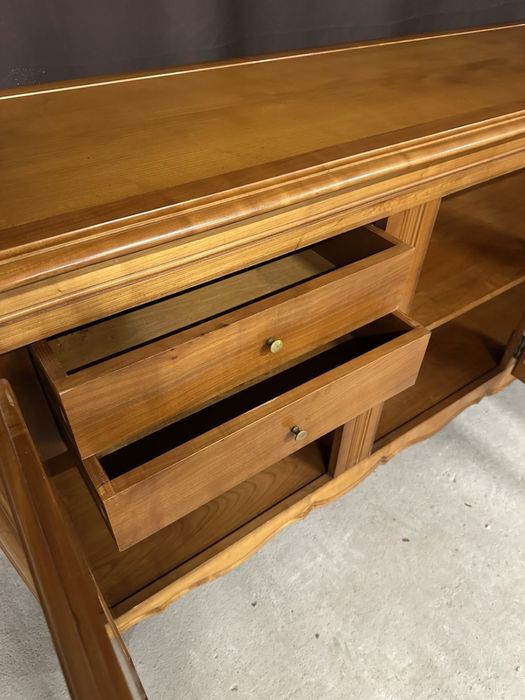 Стильний деревʼяний комод на гнутих ніжках.