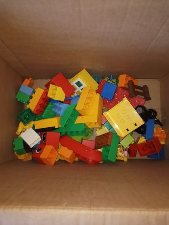Klocki Lego Duplo z samochodzikami i figurkami