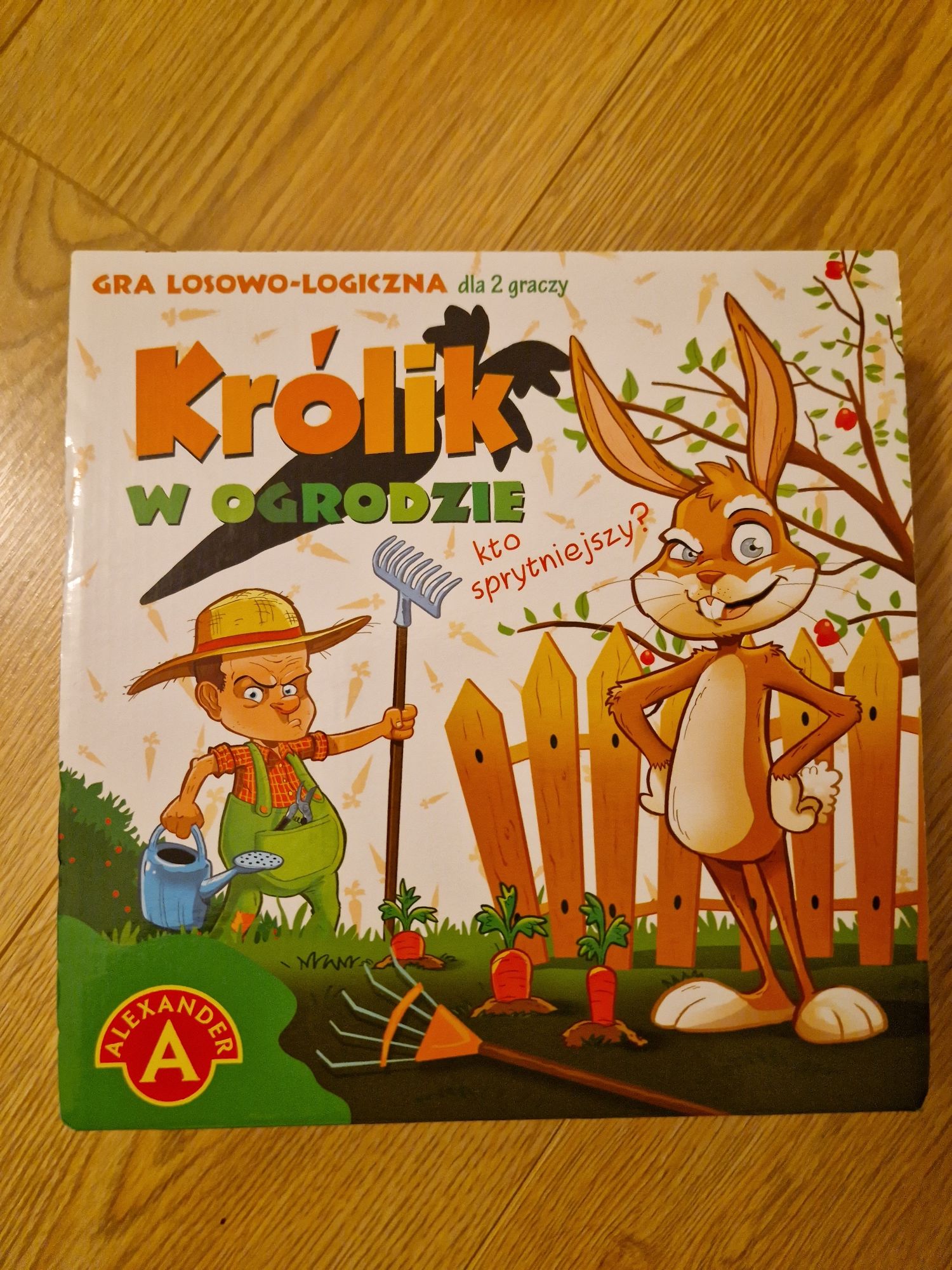 Królik w ogrodzie gra