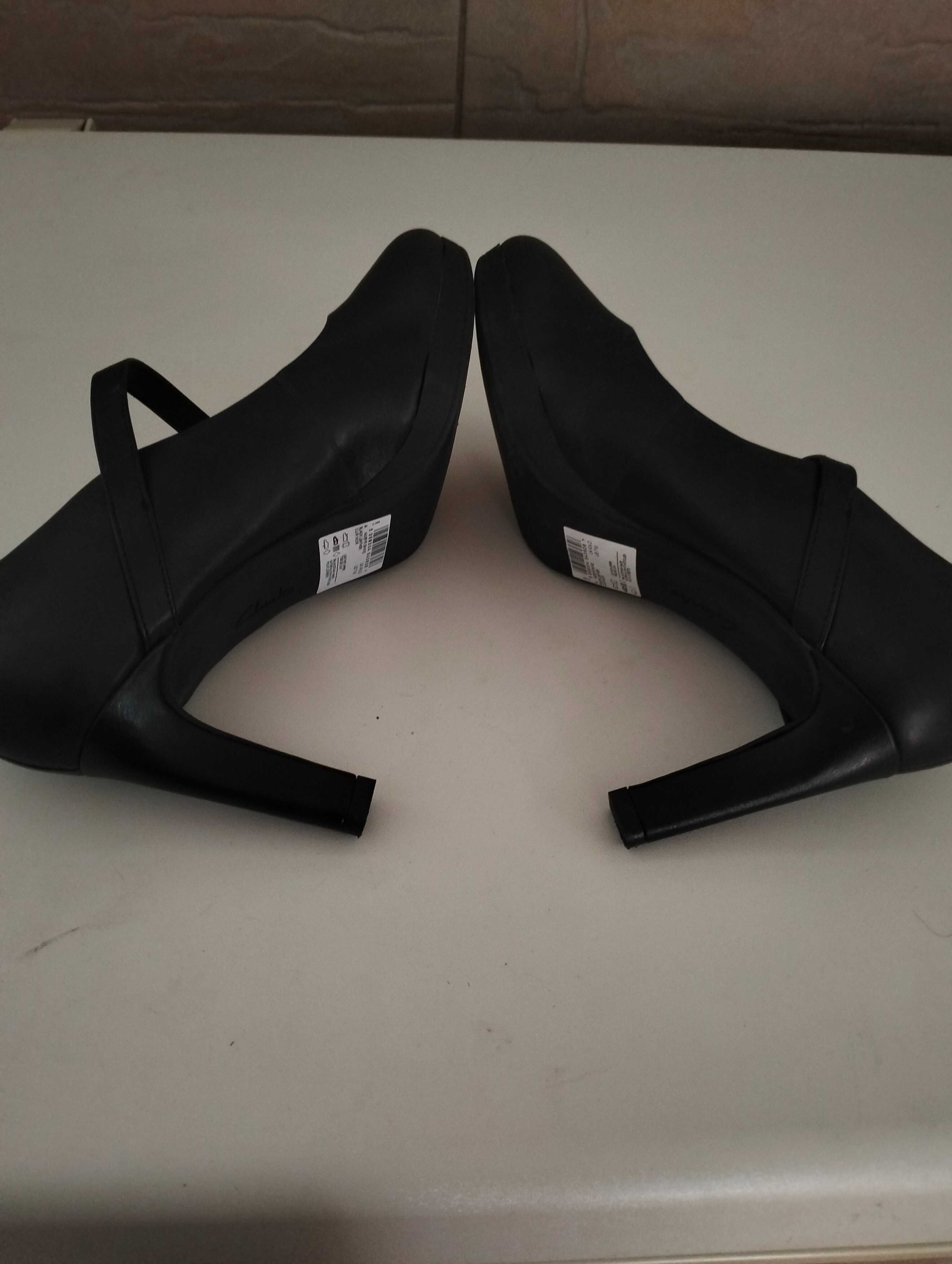 Sapatos em pele novos