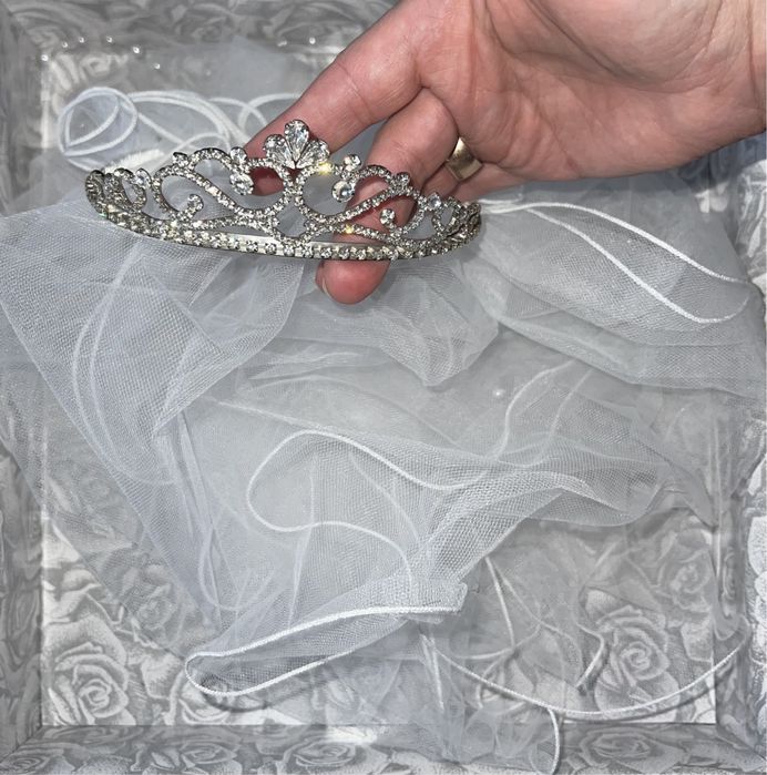 Suknia ślubna z trenem oraz diademem