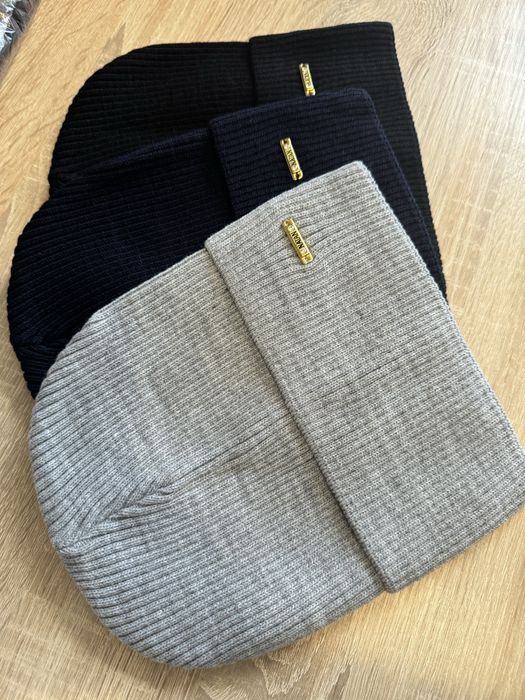 Шапки розпродаж чоловічі і жіночі