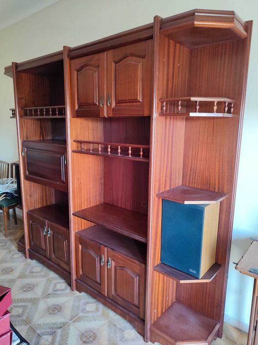 Móvel de sala em bom estado (2,4m comprimento x 2m altura)