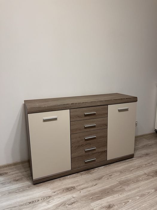 Szafkę RTV z wieloma półkami