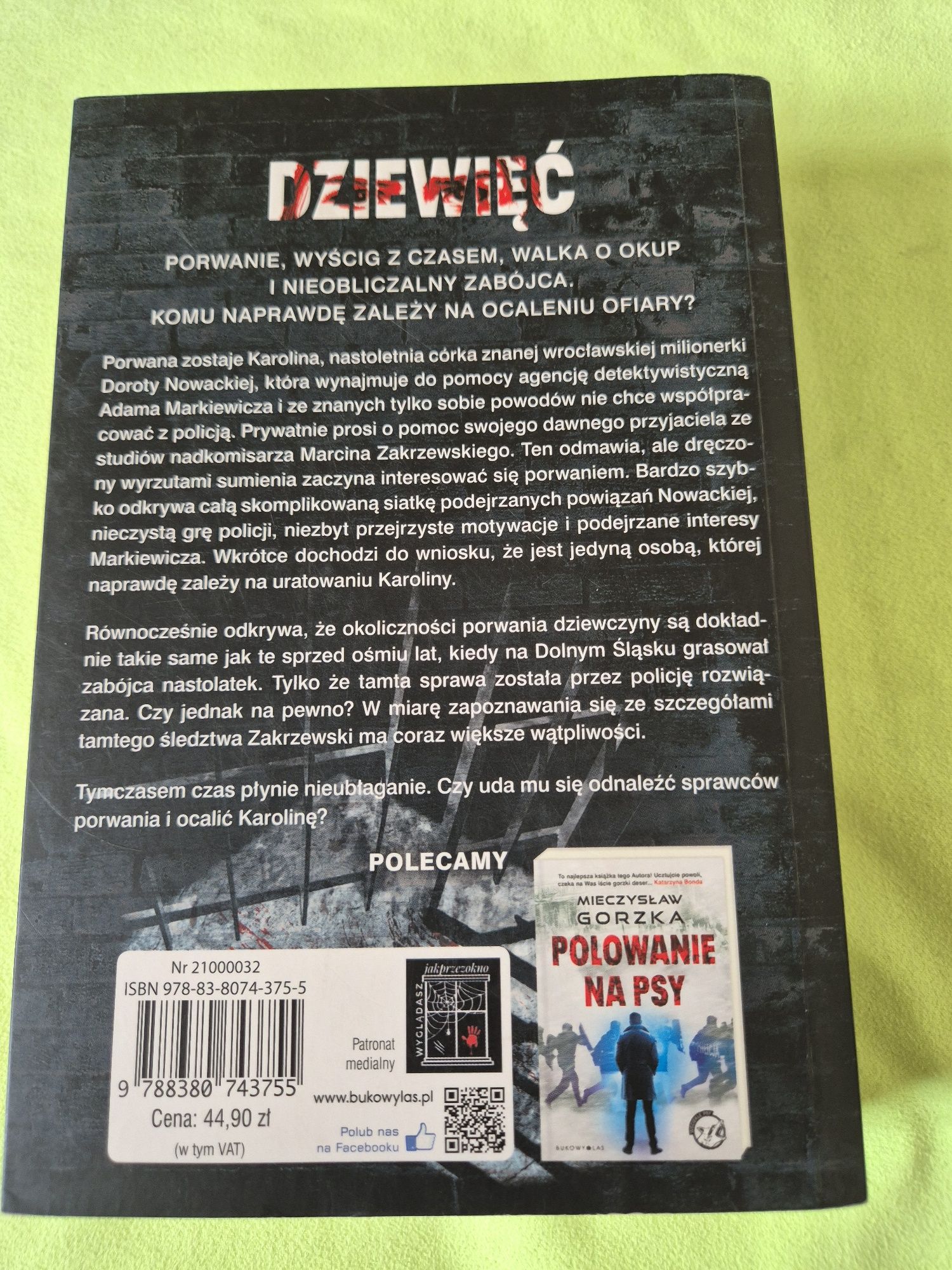 Książka.  Powieść  Dziewięć.