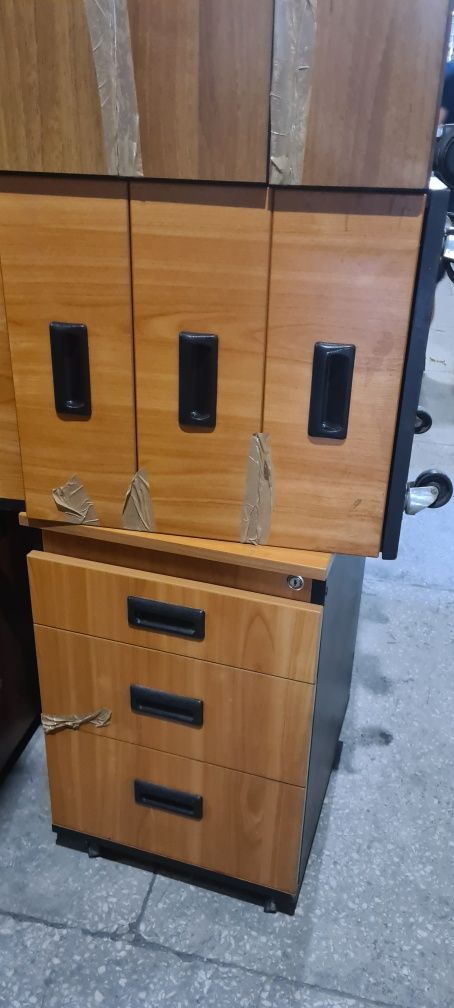 Kontenerek pod biurko przybornik mobilny