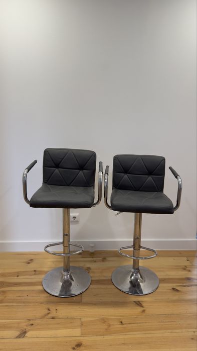 Cadeiras altas em pele cinza