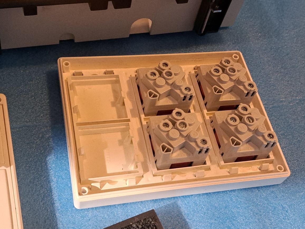 Gniazdka elektryczne, gniazdka RJ45, puszka podłogowa Simon