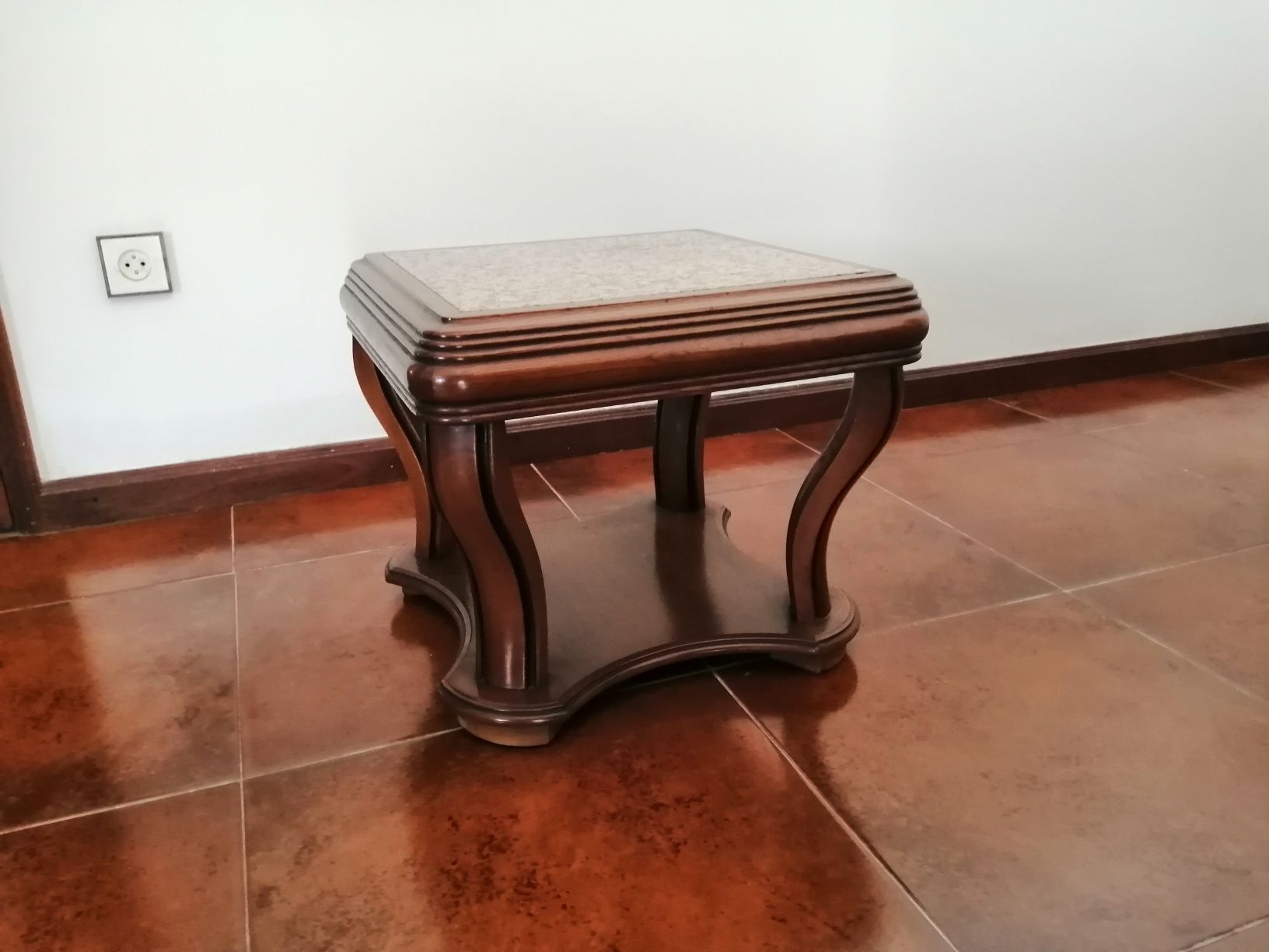 Mesa de centro com tampo granito
