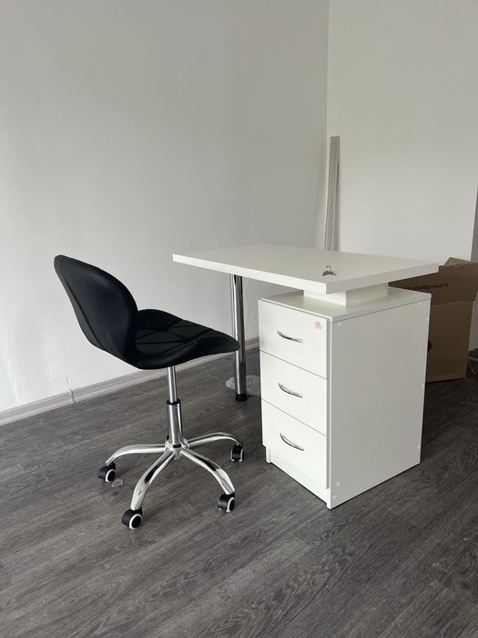 Манікюрний стіл білий з шухлядами