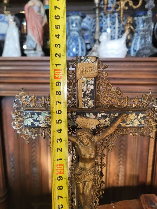 Zabytkowy krzyż pod szklaną kopułą klosz pasyjka