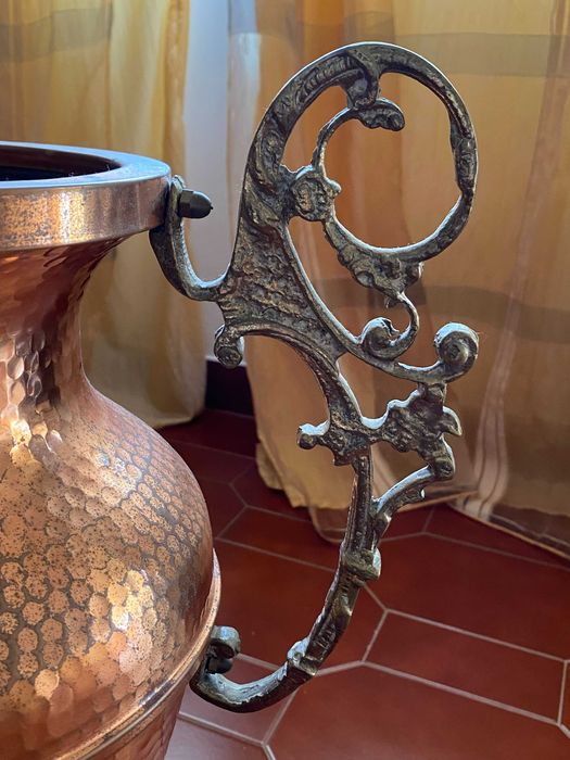 Jarrão de pé alto em cobre