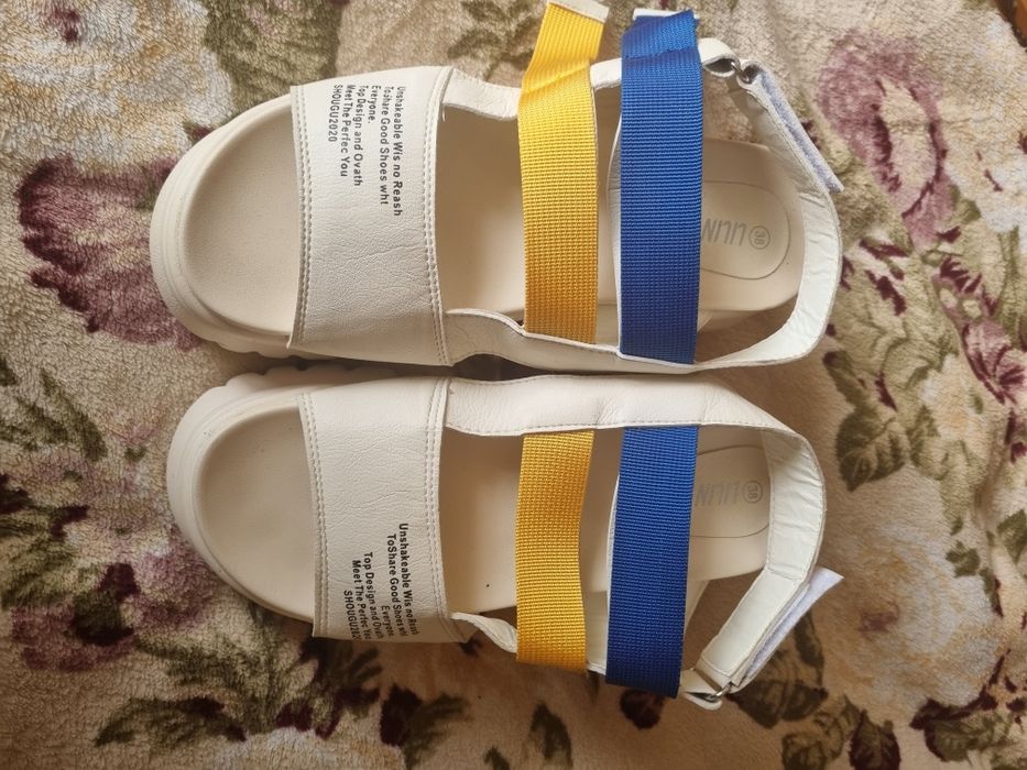 Продам босоніжки