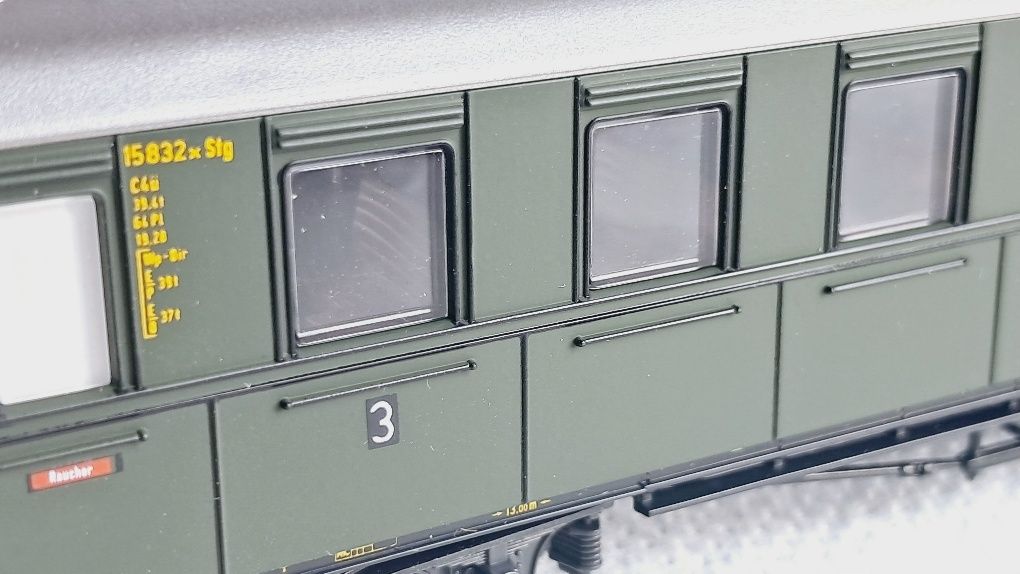 Wagon osobowy drugiej klasy firmy Roco H0