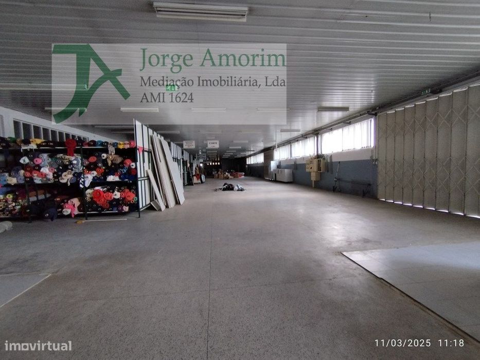 Armazém industrial com frente para a N14
