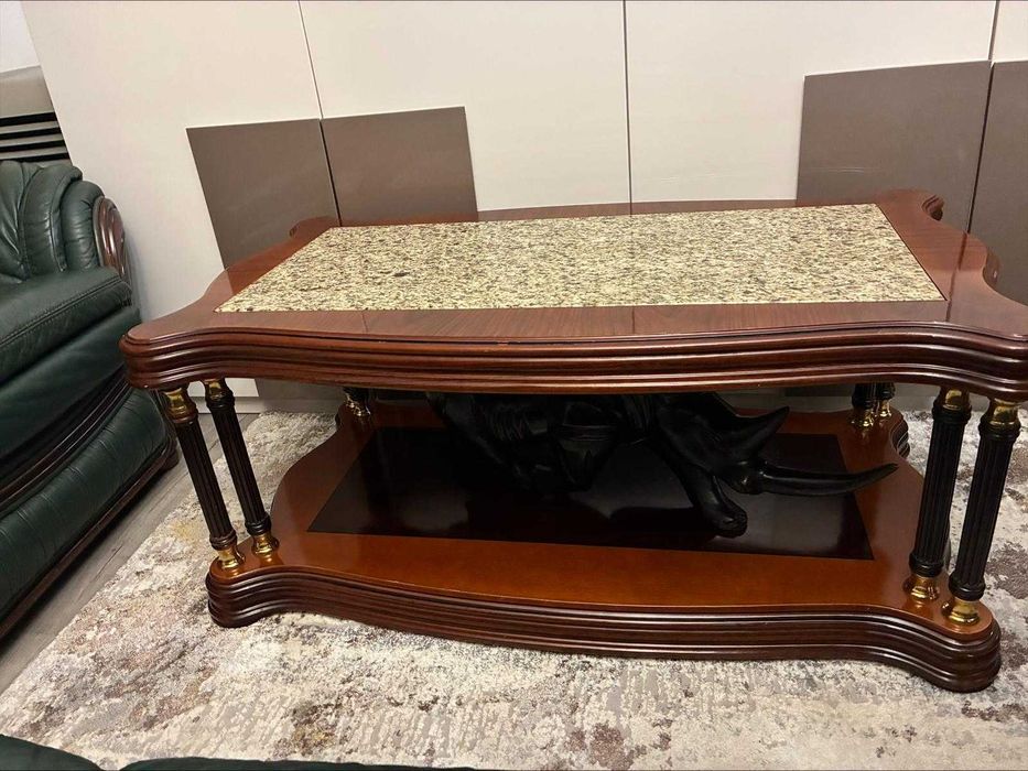 Sofás em pele genuína e mesa apoio