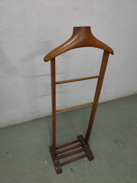 Cabides de pé alto em madeira.