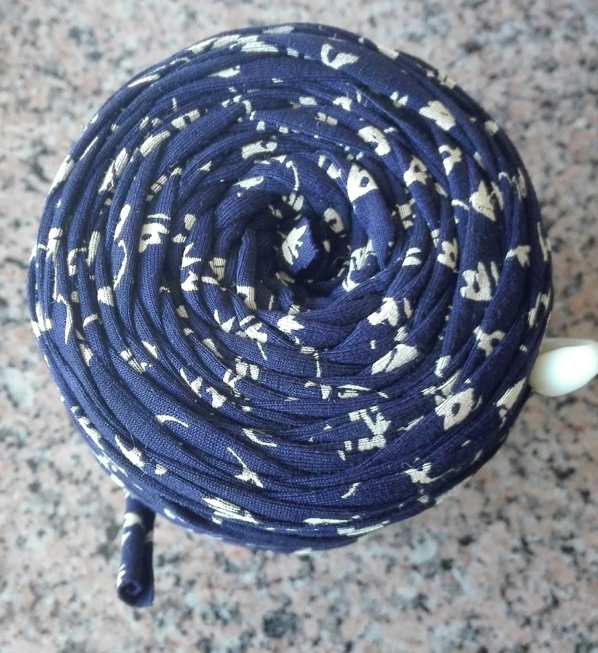 Trapilho azul escuro notas beges rolo inteiro + agulha crochet grande