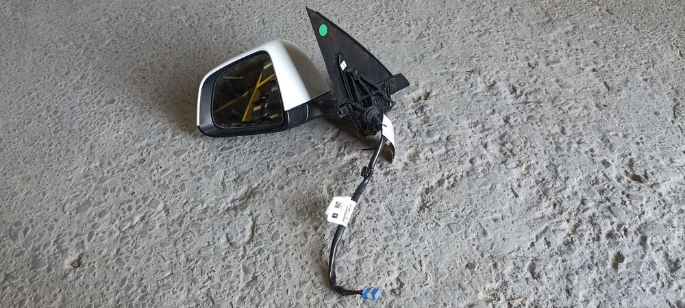 TESLA MODEL Y  є в наявності дзеркала