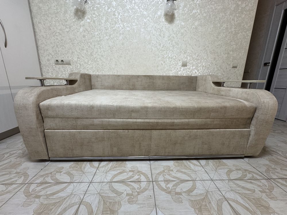 Большой комфортный двуспальный диван