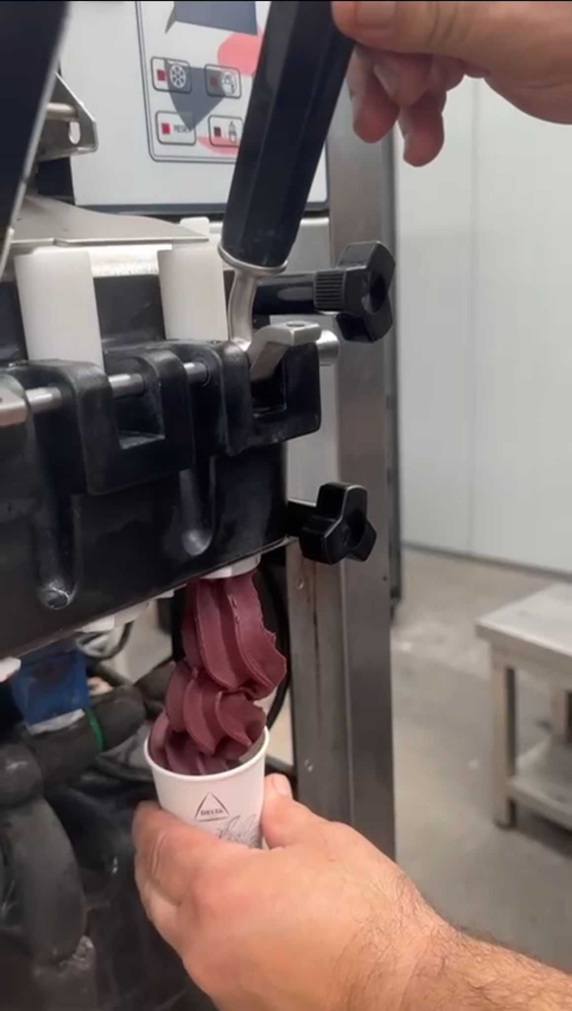 Máquina de gelado soft duas saídas - marca Spaceman
