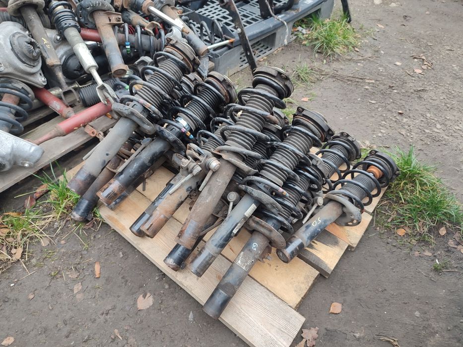 Амортизатор передній Фольксваген Гольф 5 6 Пассат Б6 Б7 Шкода Октавія