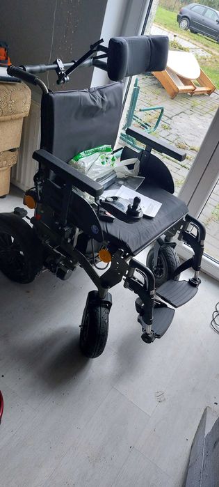 Wozek inwalidzki z napędem elektrycznym typ squod